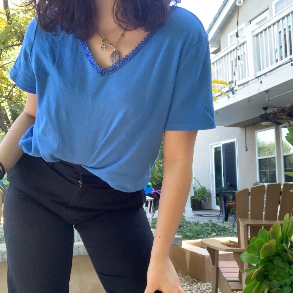 v neck tee💙